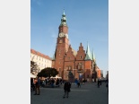 Wrocław: Ala na tle ratusza.