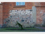 Kaszuby z Malborkiem: Ściana z kamieni.
