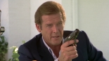 Wyścig Armatniej Kuli: Seymour Gorthard Junior (Roger Moore). Jego reakcja na słówa matki „Wykańczasz mnie synku, powoli i dokładnie swoimi idiotycznymi szpiegowskimi biznesami. Myślisz, że jesteś jakimś Rogerem Moorem”.