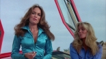 Wyścig Armatniej Kuli 2: Marcie (Catherine Bach) i Jill (Susan Anton).
