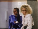 Wyścig Armatniej Kuli 3: Margaret (Shari Belafonte) i Lea (Melody Anderson).