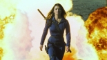 Bitwa o Los Angeles: Kap. Karla Smaith (Nia Peeples) na tle zniszczonego UFO. Zniszczonego mieczem…