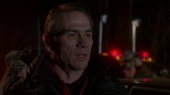 Ścigany: Samuel „Zły Pies” Gerard (Tommy Lee Jones).